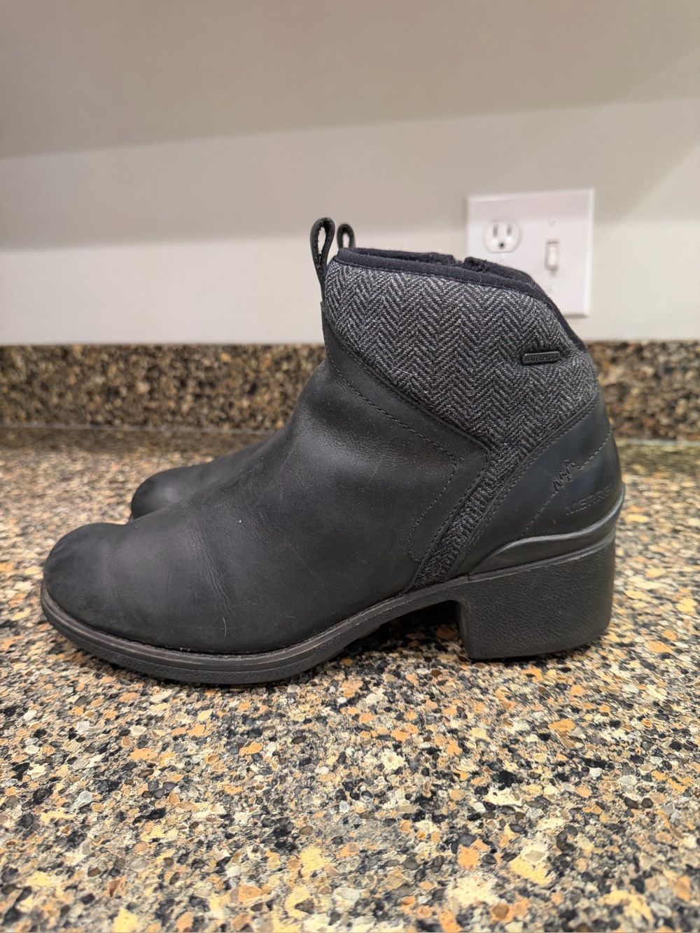 Merrell  chateau  mid  10.5 Women’s Black Ankle Booties — Comfort Heel